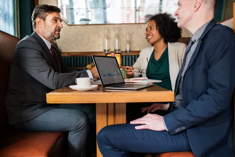 Advogado conversando sobre gestão financeira