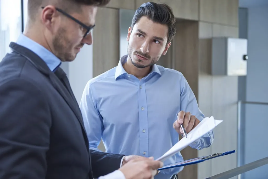 Empresário preocupado com os erros que sua empresa tem.
